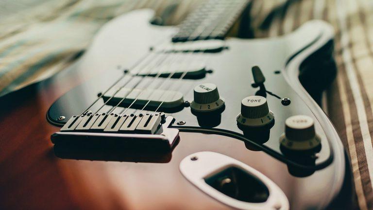 Leia mais sobre o artigo Como é que um captador de guitarra elétrica funciona?